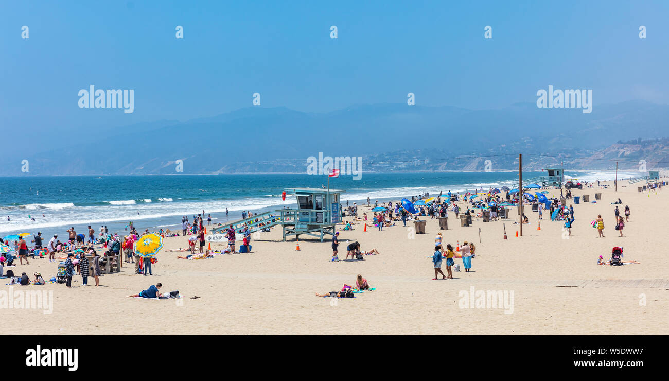 Kalifornien USA. 30. Mai 2019. Menschen auf sandigen Strand von Santa Monica. Pazifik Küste Los Angeles. Blauer Himmel und Meer Stockfoto