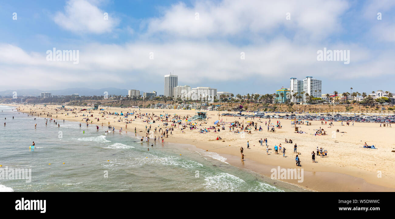 Kalifornien USA. 31. Mai 2019. Menschen auf sandigen Strand von Santa Monica. Pazifik Küste Los Angeles. Blauer Himmel und Meer Stockfoto