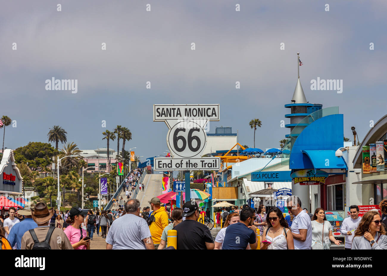 Los Angeles Kalifornien USA. 31. Mai 2019. Santa Monica Pier und Route 66 Ende der Spur, Farbe weiß. Menschen zu Fuß am Pier, blauer Himmel backgro Stockfoto