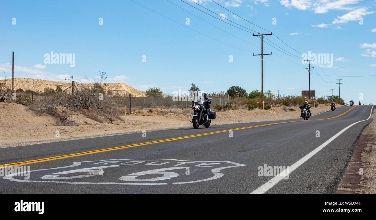 Kalifornien USA. 30. Mai 2019. Route 66 und Motorräder. Gruppe von biker Motorradfahren in einem historischen Route 66 Highway, Feder sonniger Tag, Stockfoto