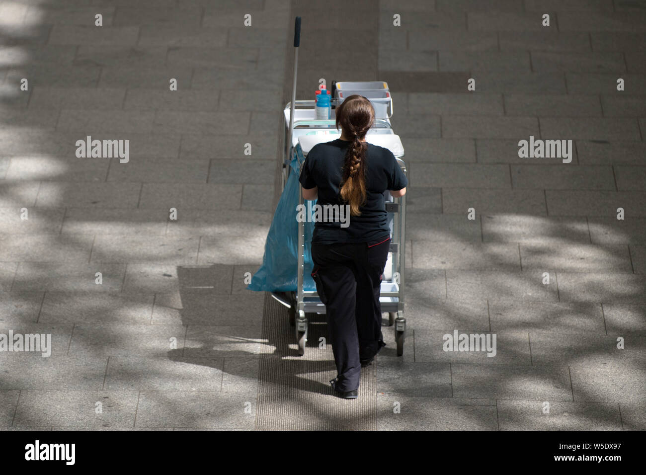 25 Juli 2019, Sachsen, Dresden: ein Gebäude Reiniger schiebt einen Wagen mit Reinigungsmittel durch den Dresdner Hauptbahnhof. Foto: Sebastian Kahnert/dpa-Zentralbild/ZB Stockfoto