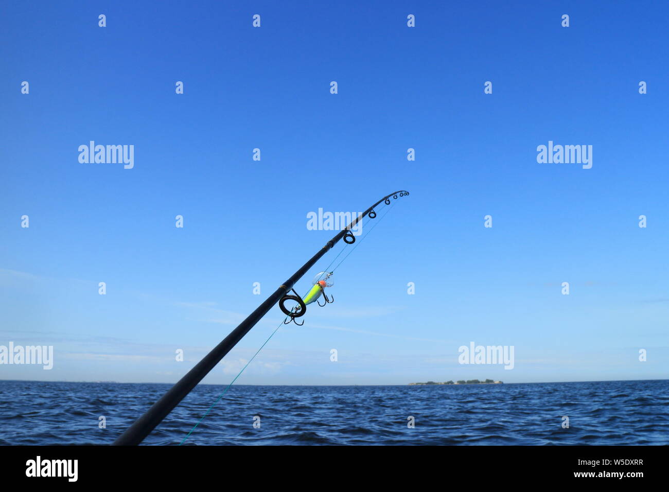 Stange mit Angeln Linie gestreckt und Köder Angeln auf dem Meer Kurbel Stockfoto