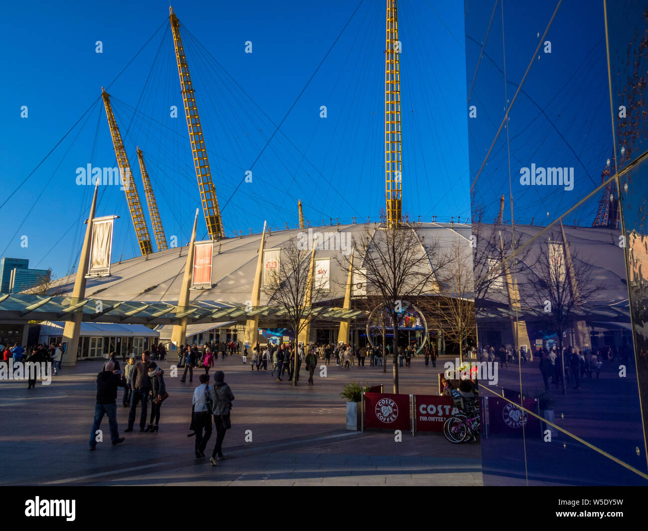 Personen außerhalb der 02 Arena am Finaltag der ATP World Tour Finals-Tennisturnier 2011 - London, UK Stockfoto