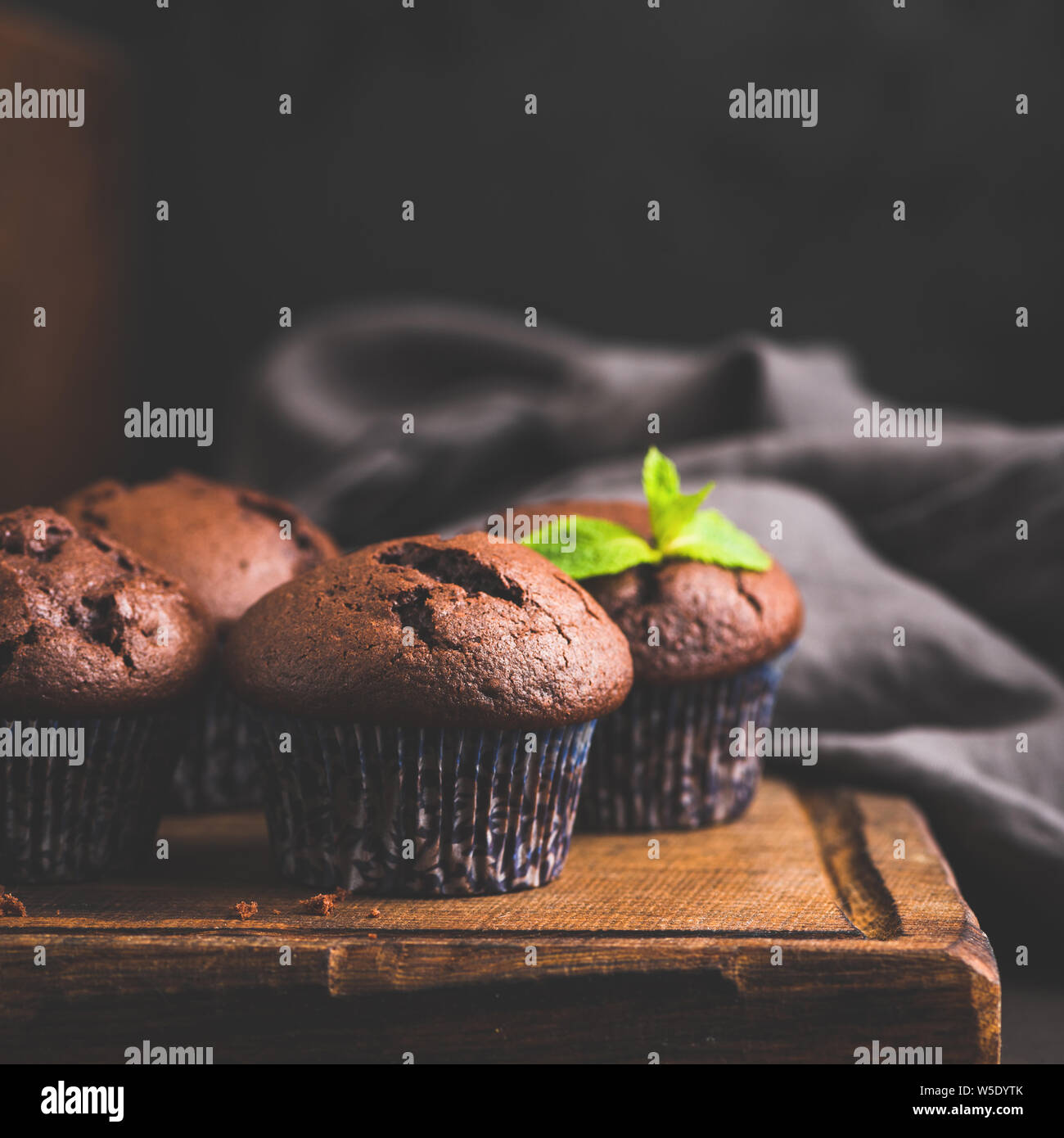 Schokolade Kuchen oder Muffins auf Holzbrett, Detailansicht, getönten Bild Stockfoto