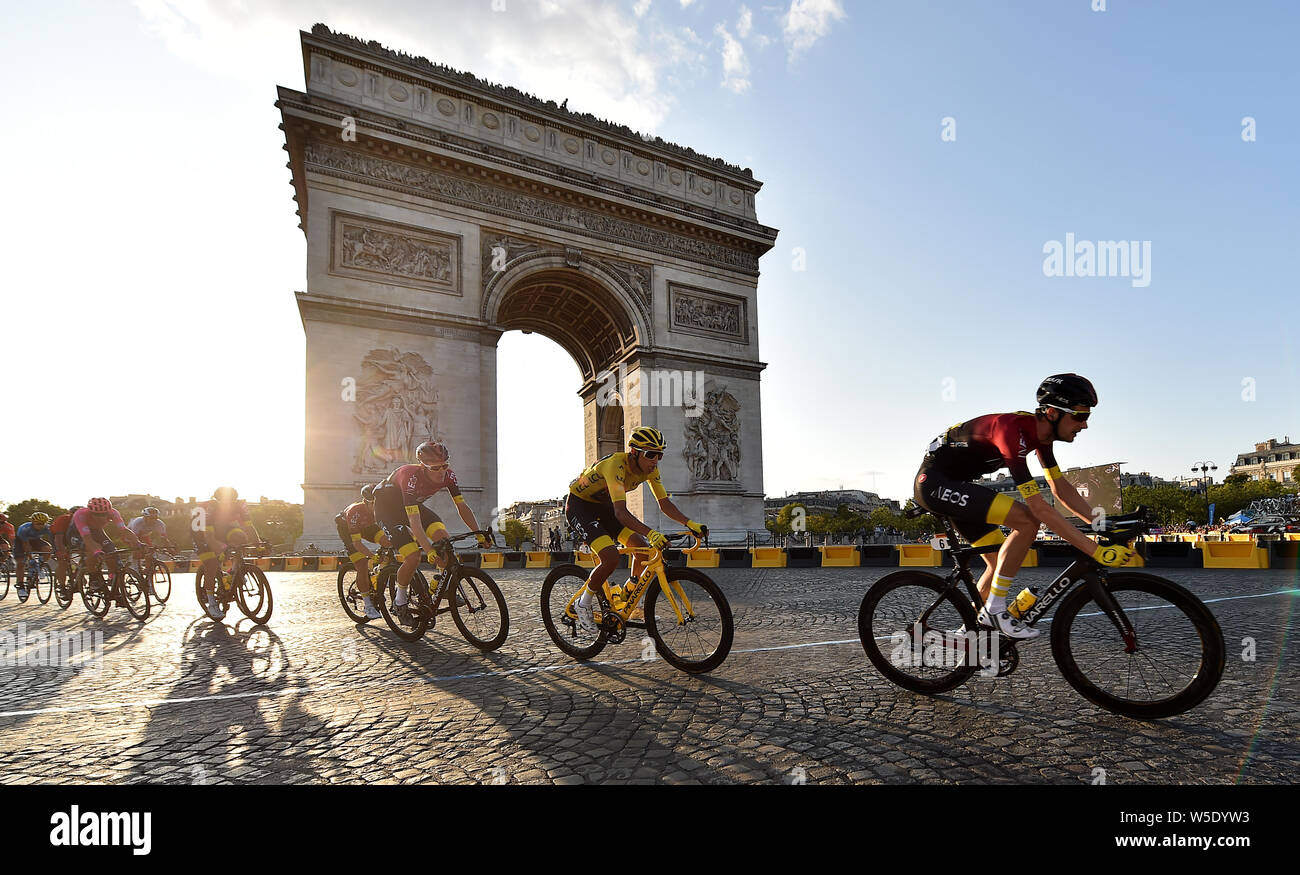 Team Quick Step Deceunininck's Julian Alaphilippe (Mitte) Zyklen hinter dem Triumphbogen in Etappe 21 der Tour de France in Etappe 21 der Tour de France. Stockfoto