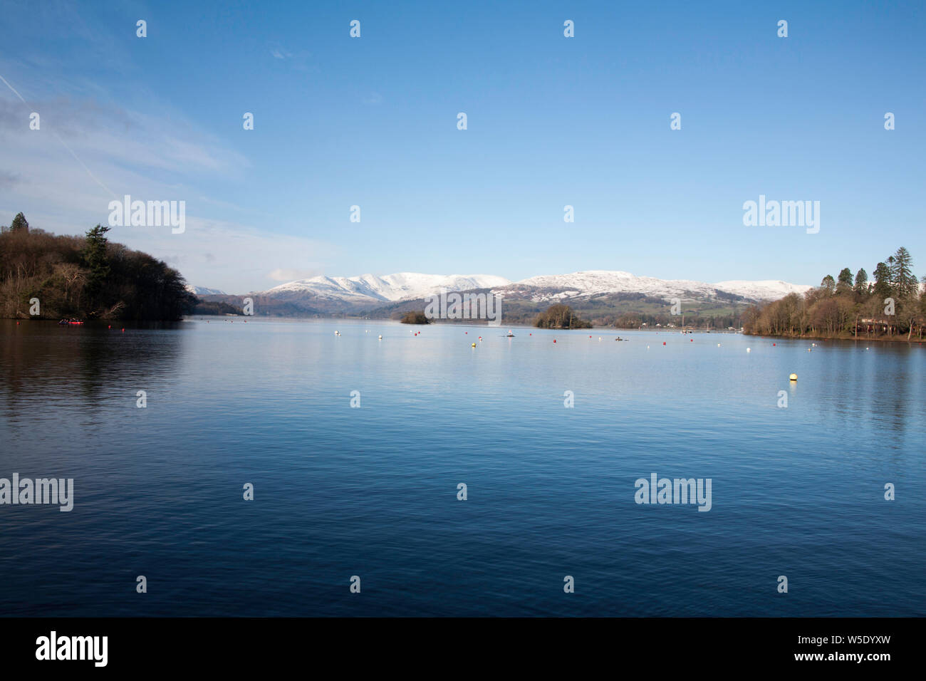 Die schneebedeckten Fairfield Hufeisen über Ambleside vom Ufer des Sees Bowness-on-Windermere auf eine helle Winter Tag der Lake District, Cumbria England Stockfoto