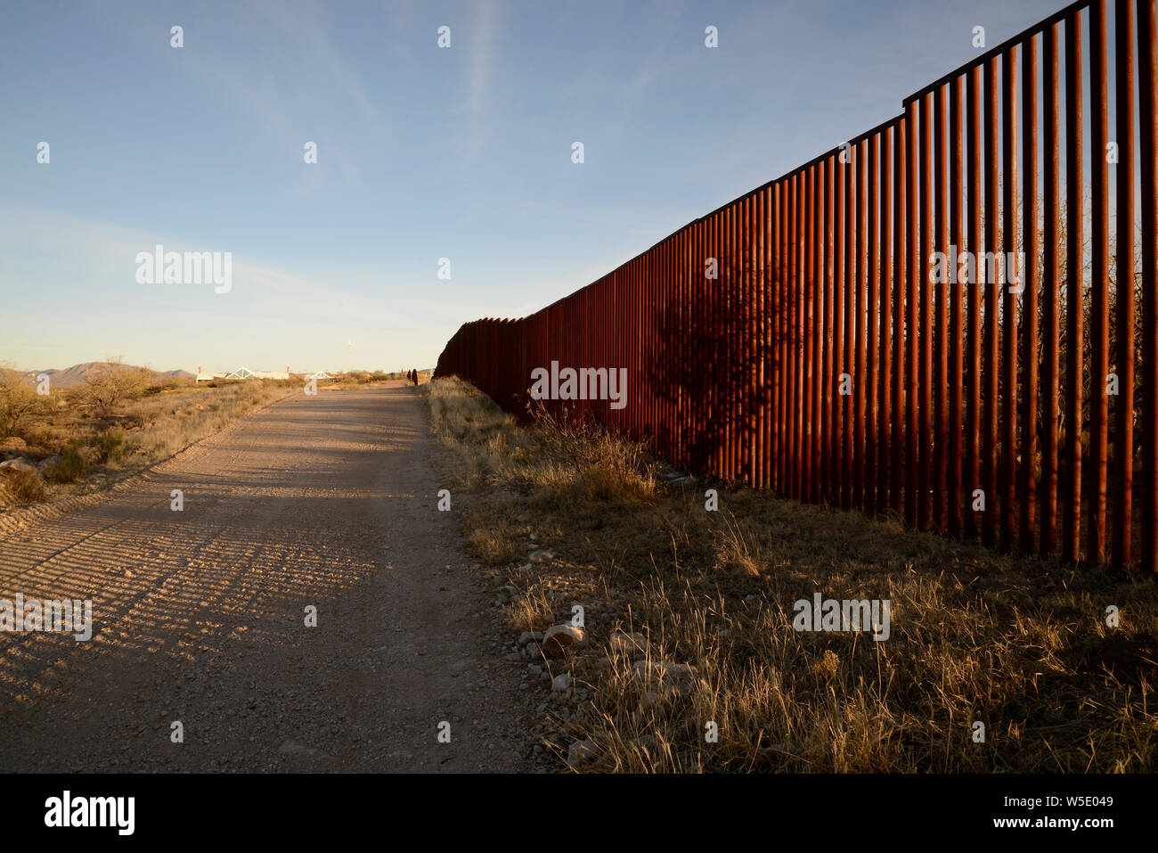Die Grenzmauer zwischen Sasabe, Sonora, Mexiko, und Sasabe, Arizona, USA, als aus Arizona gesehen. Stockfoto