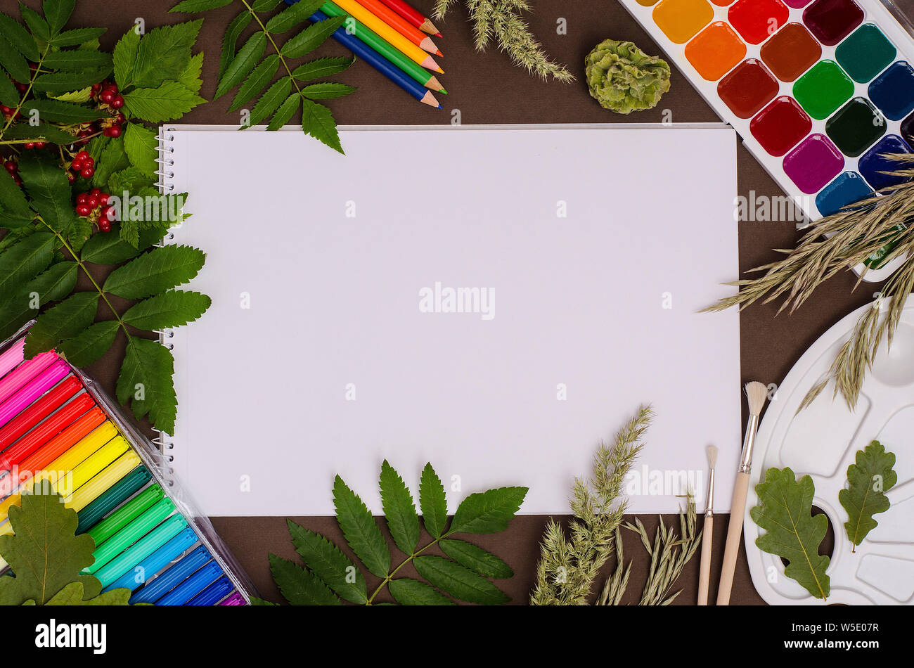 Zurück in der Schule: Zusammensetzung von Schulmaterial und Blätter mit Kopie Speicherplatz auf einem braunen Hintergrund Stockfoto