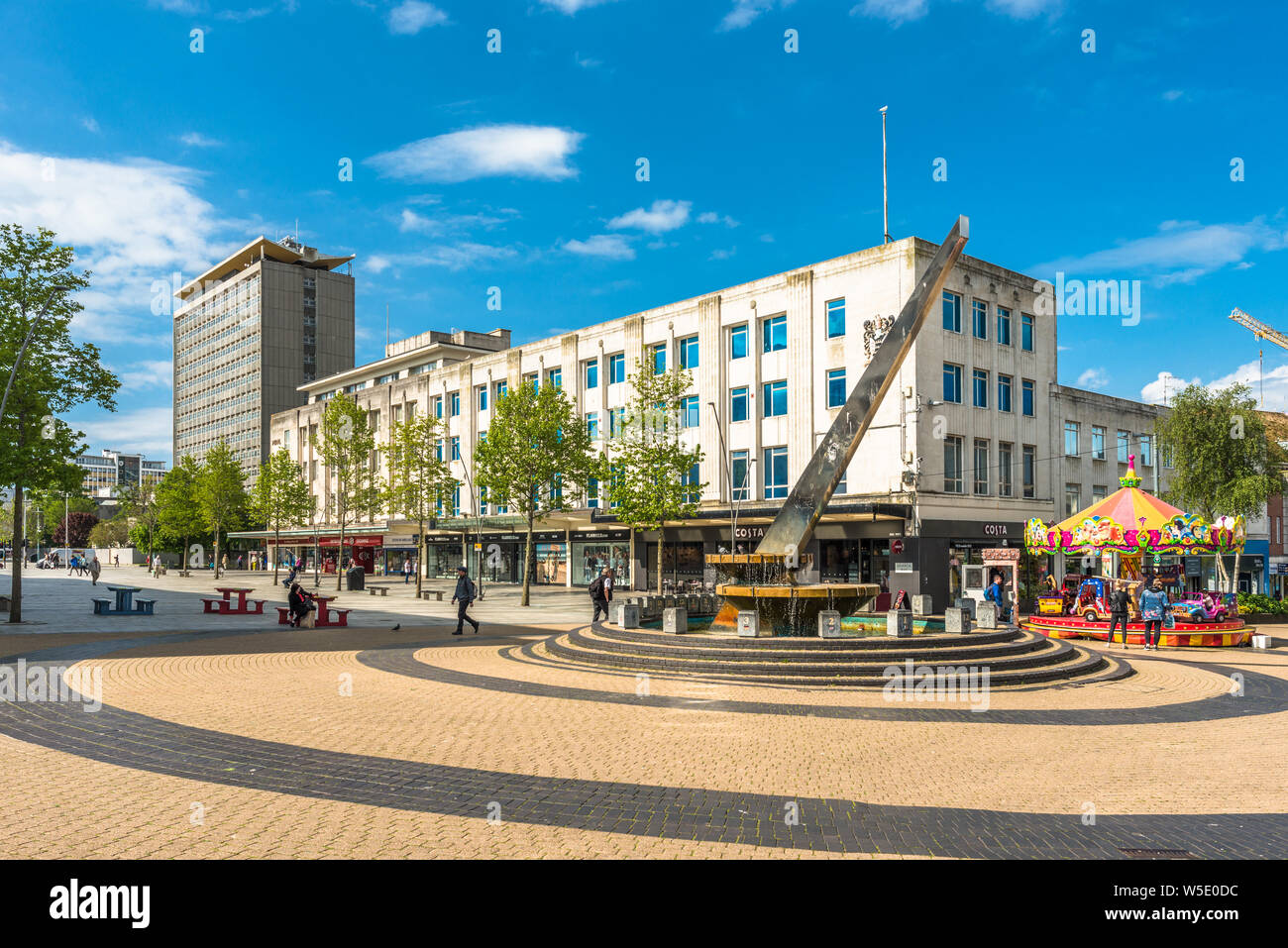 Sonnenuhr wasser Funktion auf Armada Art und Weise die wichtigsten Fußgängerzone Stadtzentrum von Plymouth, Devon, England, UK. Stockfoto