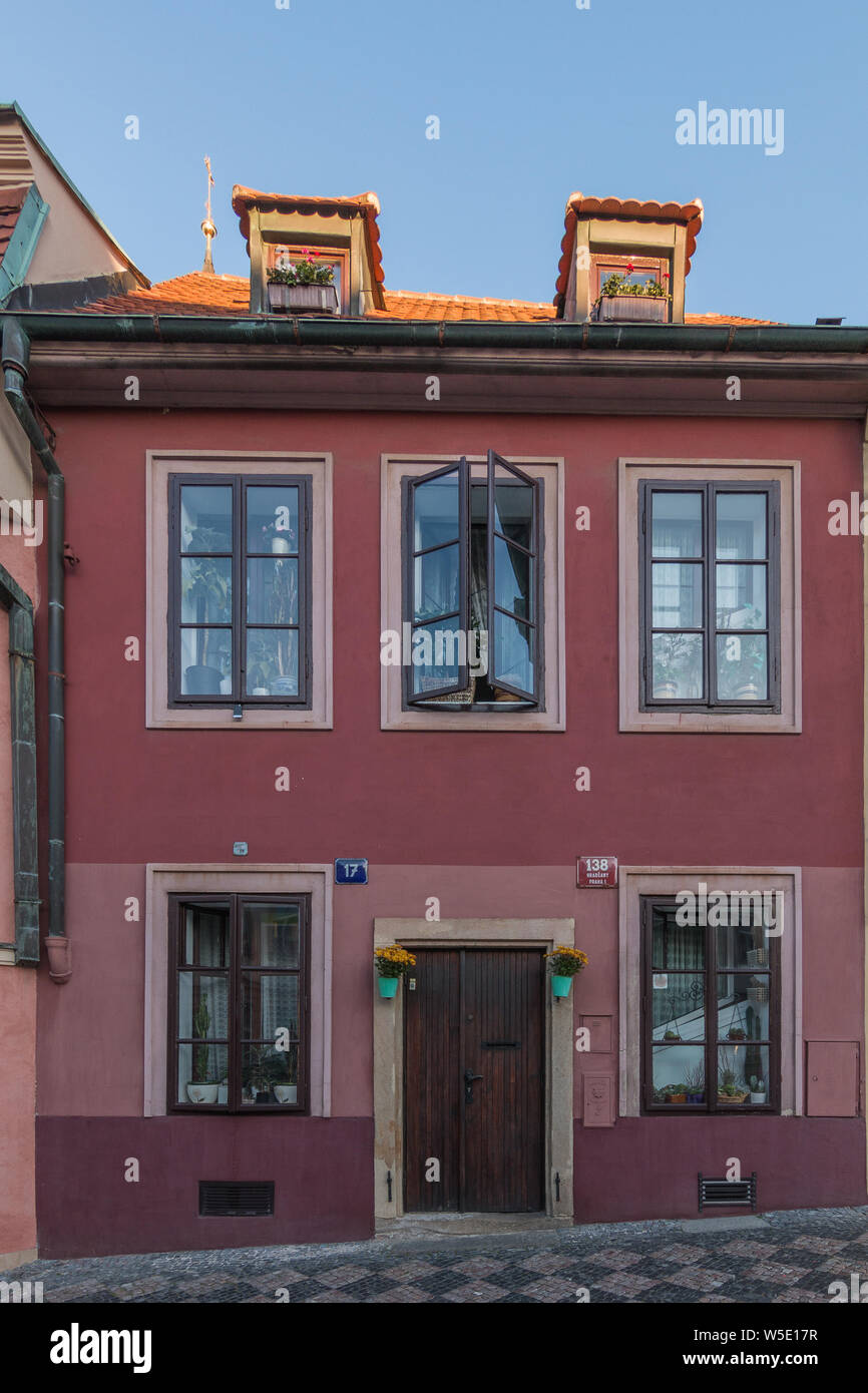 Historisches 2-stöckiges Haus mit Fenster und hölzerne Eingangstür in der Nähe des Petrite Tower. Fenster mit Blumen und Dachfenster öffnen. Rote und braune Farbe auf t Stockfoto