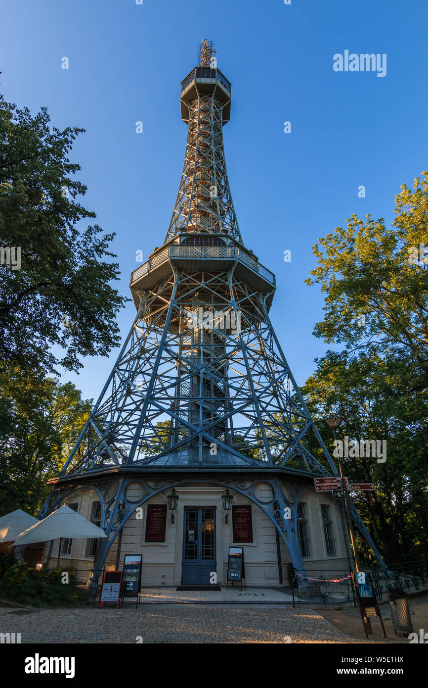 Ehemalige radio Tower aus Metall auf dem Hügel Petrin in der tschechischen Hauptstadt Prag. Im Park mit den Bäumen auf zwei aussichtsplattformen mit allen Um v Stockfoto