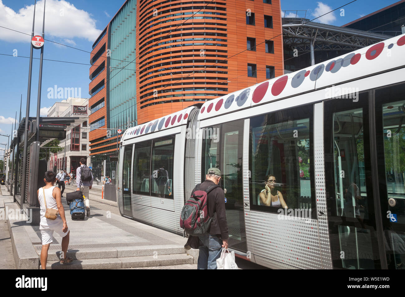 LYON, Frankreich - 14 Juli, 2019: Straßenbahn, die Haltestelle von Lyon Part Dieu Bahnhof. Es ist ein Teil der TCL Straßenbahnnetzes, einer der größten Stockfoto