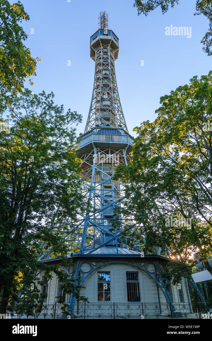 Metall Aussichtsturm auf dem Hügel Petrin in der tschechischen Hauptstadt Prag mit zwei Plattformen. Ehemalige radio Tower im Park mit den Bäumen im evenin Stockfoto