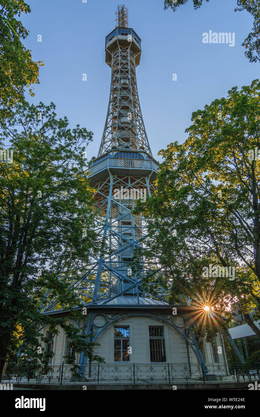 Historische metall Aussichtsturm auf dem Hügel Petrin in der tschechischen Hauptstadt Prag mit zwei Plattformen. Ehemalige radio Tower im Park mit Sonnenschein durch Stockfoto