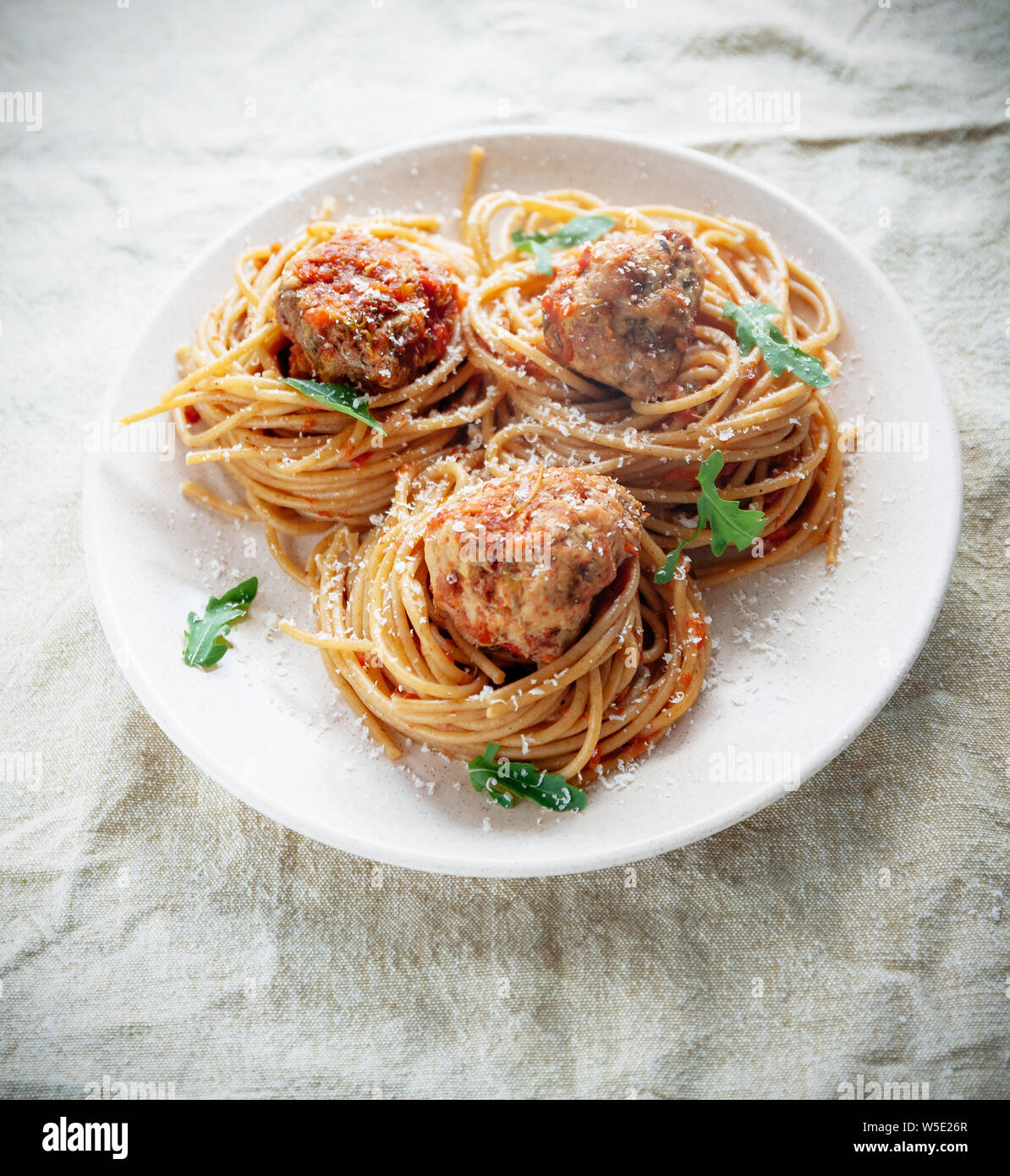 Original italienische Spaghetti mit Fleischbällchen in Tomatensauce Stockfoto