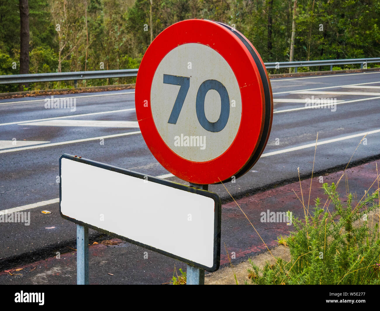 Zeichen der Höchstgeschwindigkeit 70 Kilometer pro Stunde auf der Straße Stockfoto