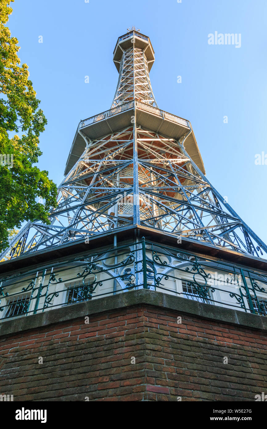Historische Aussichtsturm und ehemalige Metal Radio Tower auf Petrin Hügel in der tschechischen Hauptstadt Prag. Mauerwerk Basis in den Abend mit blauer Himmel Stockfoto