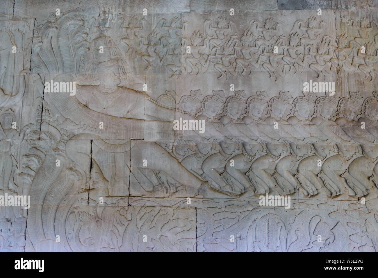 Berühmte bas Reflief in der Wand von Angkor Wat Tempel geschnitzt, Weltkulturerbe und die meisten touristische Website besucht, Kambodscha. Details, Nahaufnahme der epischen Schlachten Stockfoto