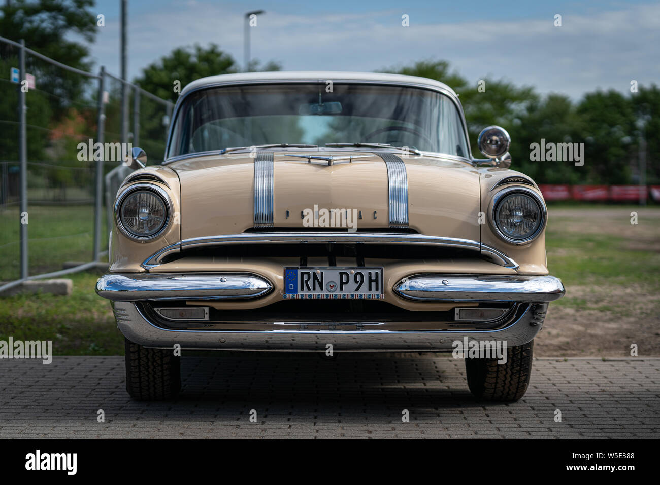 PAAREN IM GLIEN, Deutschland - Juni 08, 2019: in voller Größe Auto Pontiac Star Chief Catalina Coupé, 1958. Oldtimer-show 2019 sterben. Stockfoto