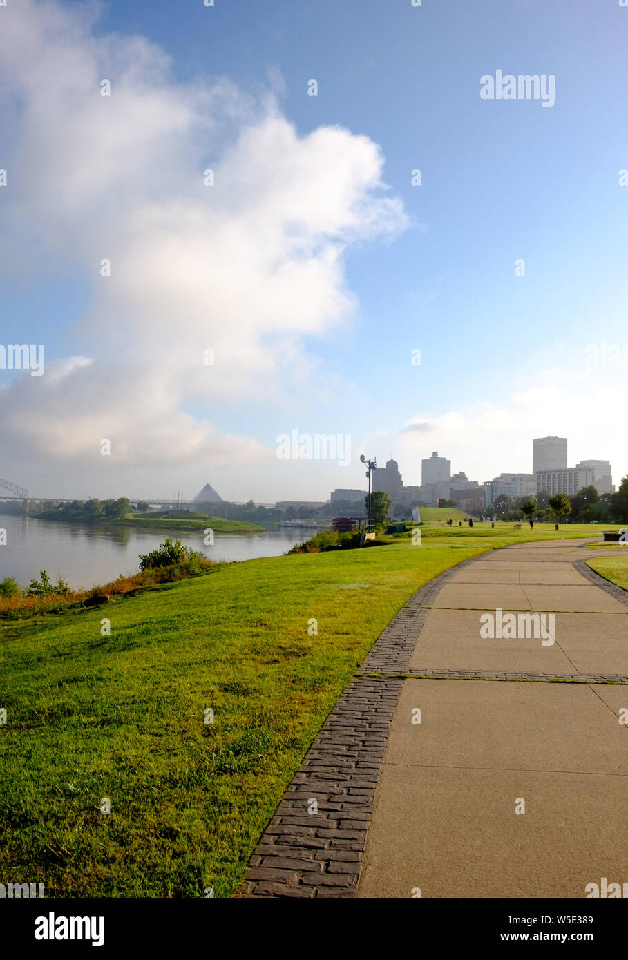 Tom Lee Park, am Ufer des Mississippi in Memphis, Tennesse, verfügt über einen breiten Weg entlang des Flusses. Es ist ein großartiger Ort, um einen m zu nehmen Stockfoto