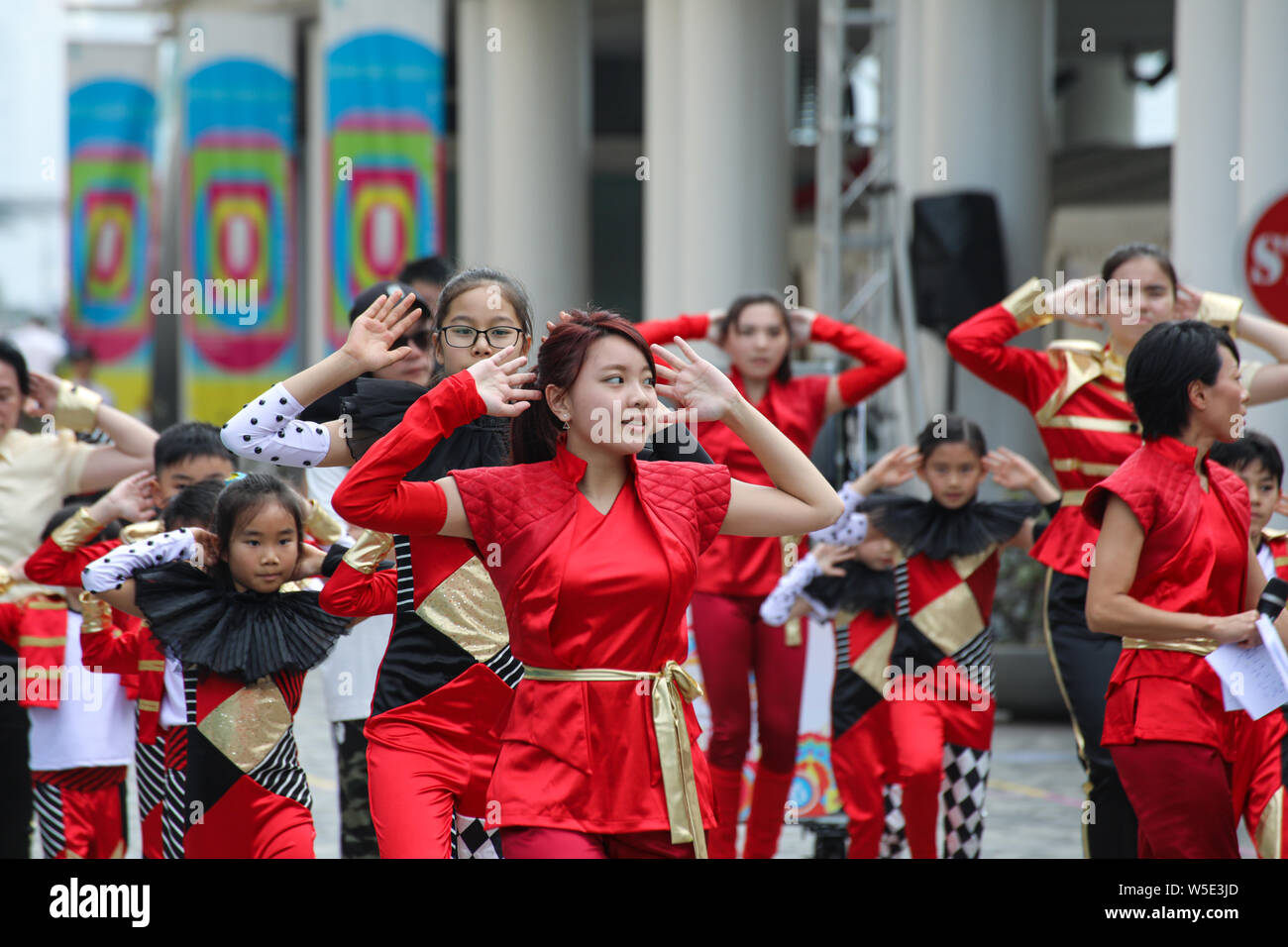 Hong Kongese Kinder und Jugendliche üben für Chinese New Year Parade in Tsim Tsa Tsui, Hong Kong Stockfoto