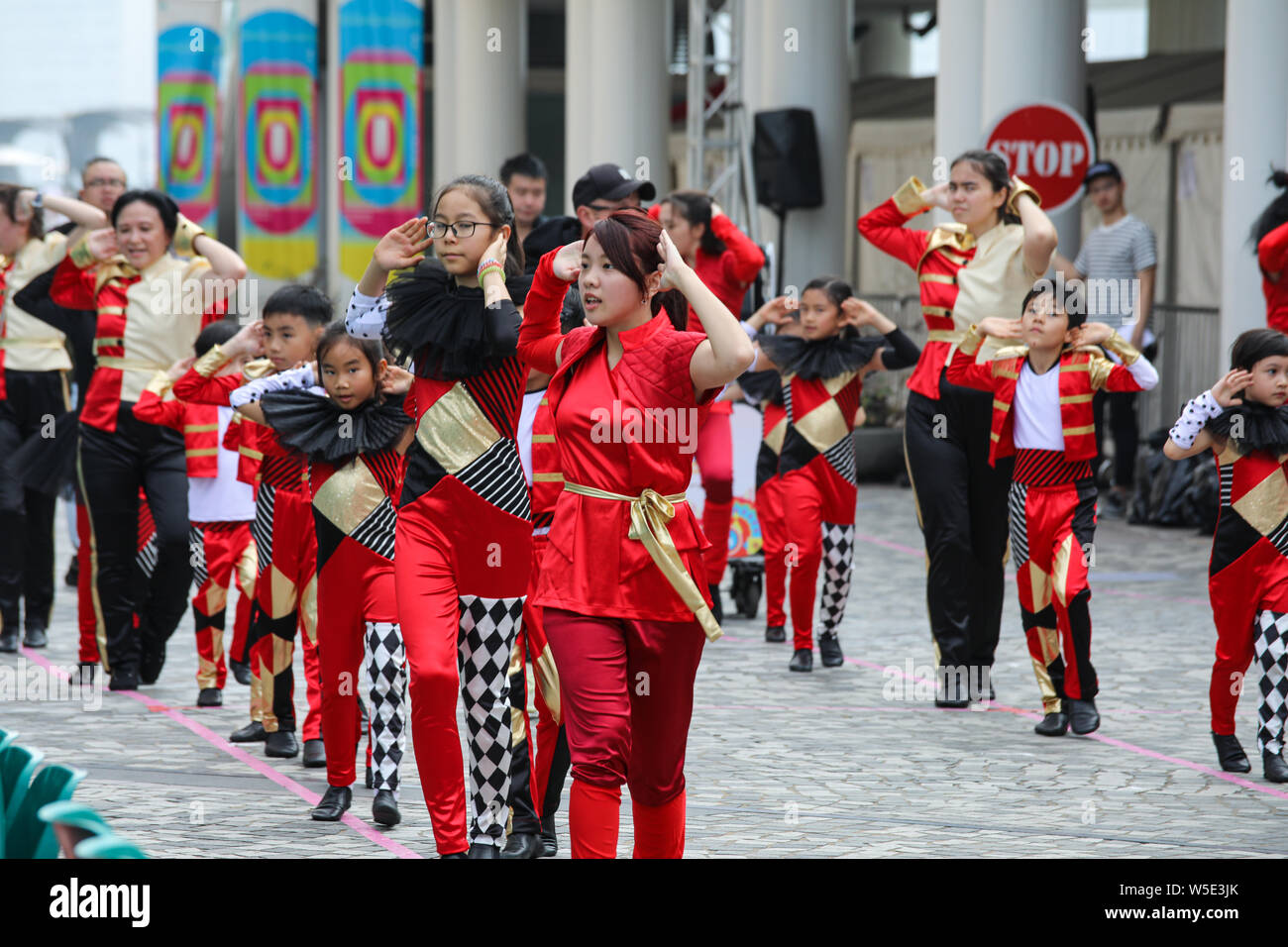 Hong Kongese Kinder und Jugendliche üben für Chinese New Year Parade in Tsim Tsa Tsui, Hong Kong Stockfoto