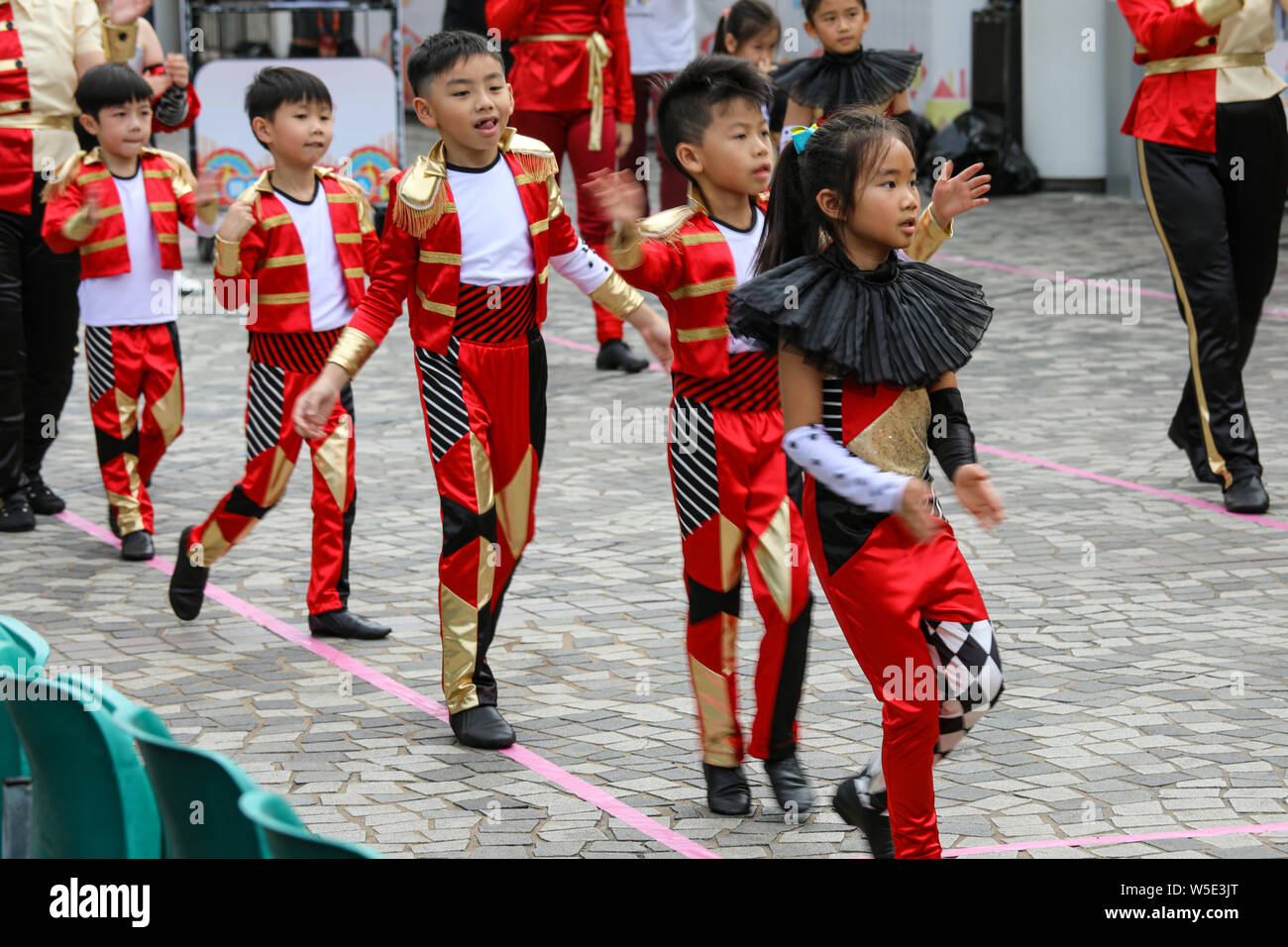 Hong Kongese Kinder üben für Chinese New Year Parade in Tsim Tsa Tsui, Hong Kong Stockfoto