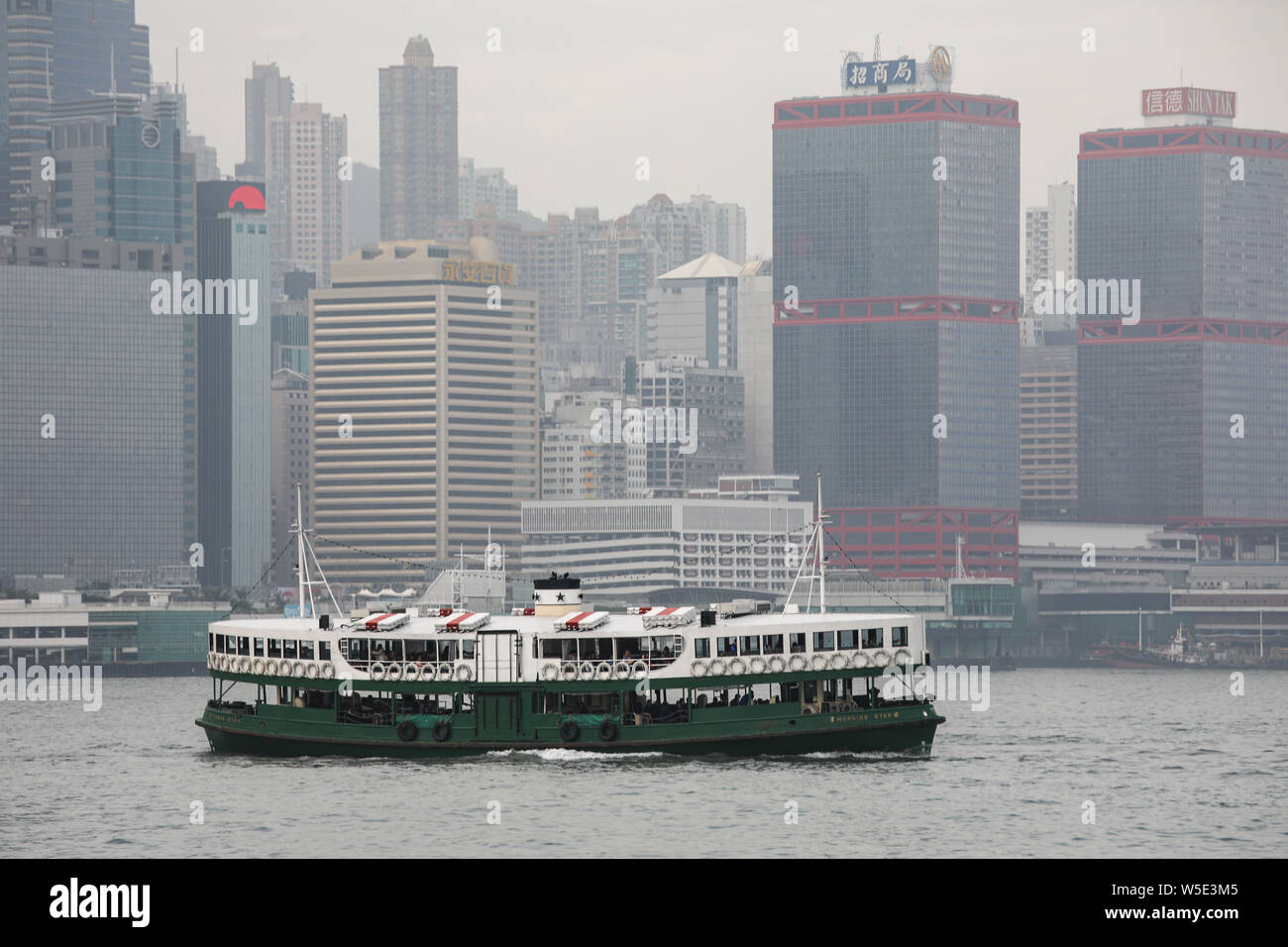 Morgen Star Ferry - der Star Ferry Company-Passagiere über Victoria Hafen, zwischen der Insel Hong Kong und Kowloon Stockfoto