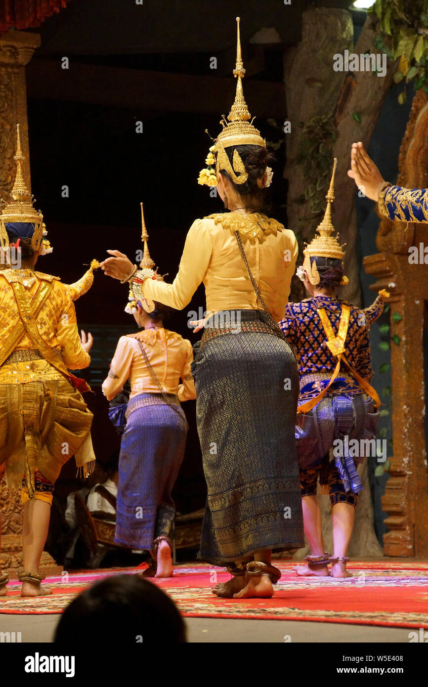 SIEM REAP, Kambodscha - Mar 14, 2015 - Solo-Tänzerin Apsara verwendet Gesten der Hand eine Geschichte zu erzählen, Siem Reap, Kambodscha Stockfoto