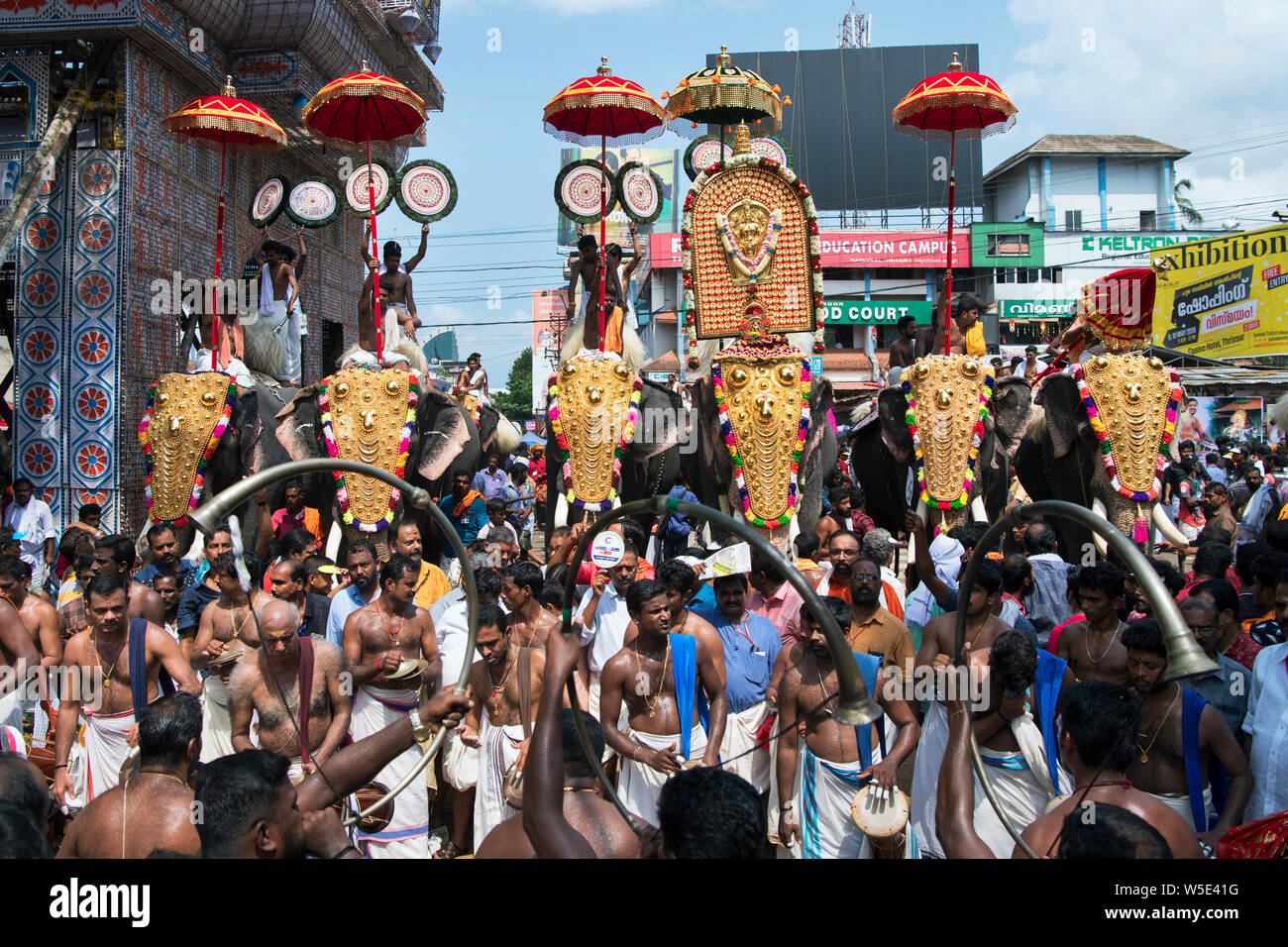 Das Bild des Verzierten Elefanten wurde auf dem Festival inThrissur Pooram in Thrissur, Kerala Indien, aufgenommen Stockfoto