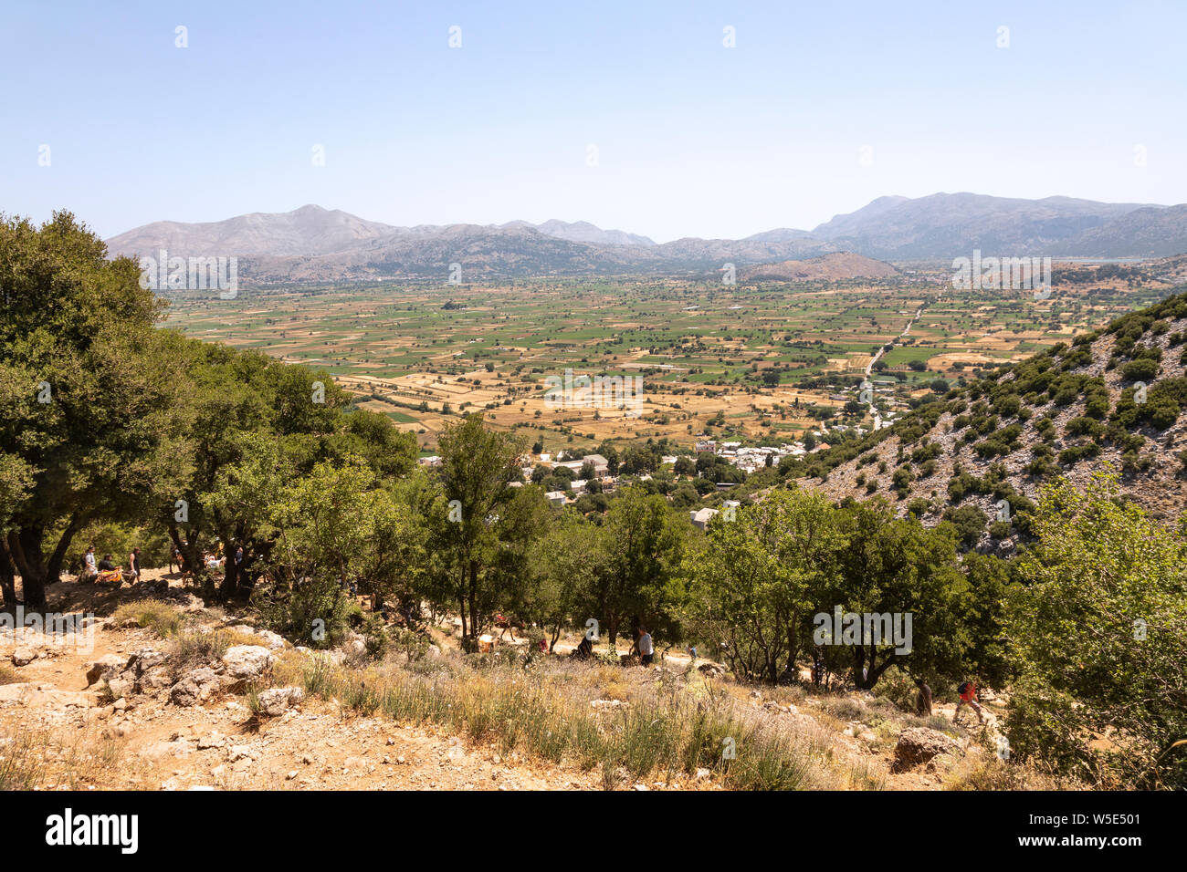 Blick auf die Lassithi Hochebene vom Spaziergang bis zu den Diktaean Höhle, Kreta, Griechenland Stockfoto