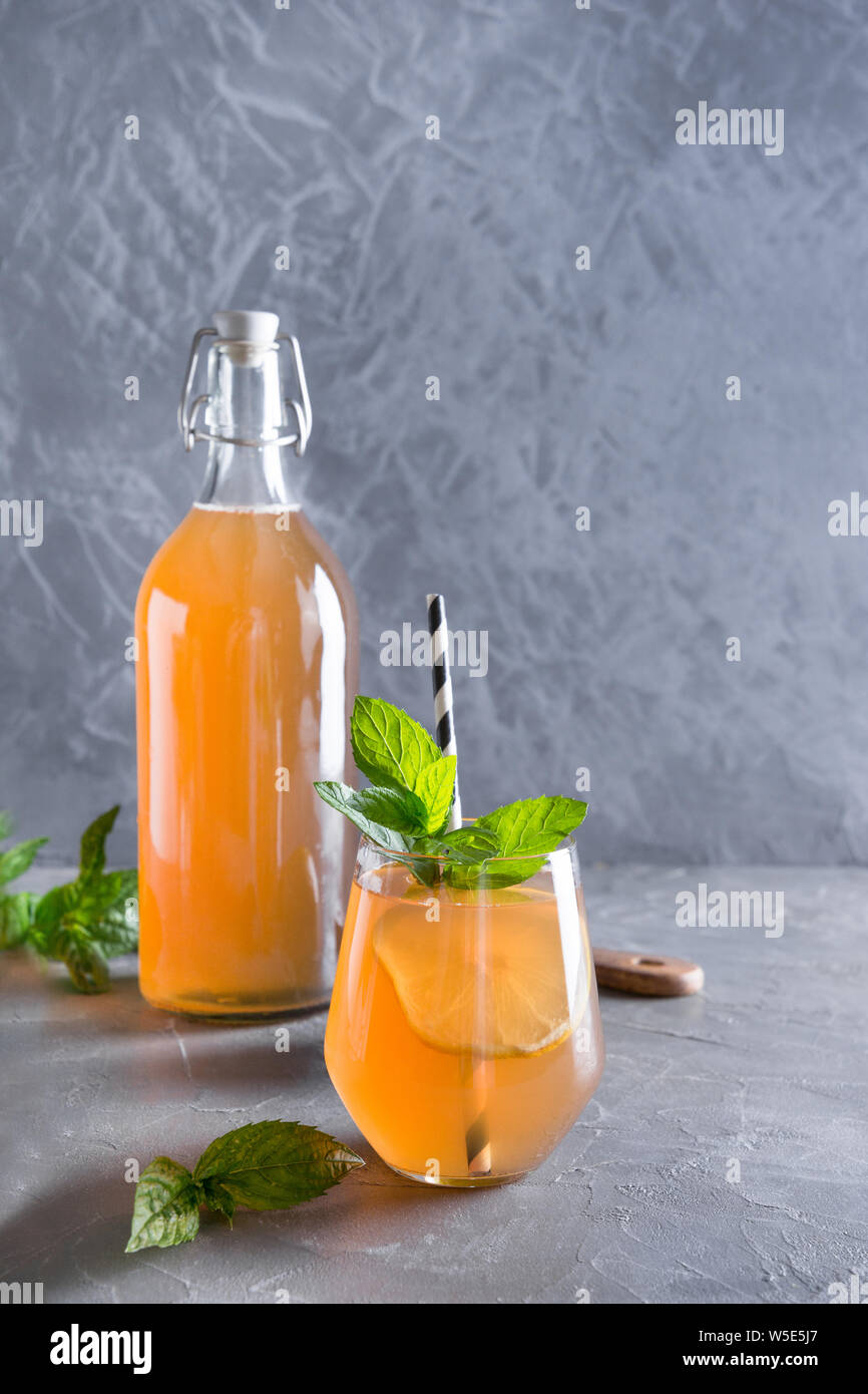 Hausgemachte Kombucha gesund lecker Getränk in der Flasche und Glas mit  Zitrone Minze garnieren. Bio probiotische Drink, kopieren Stockfotografie -  Alamy