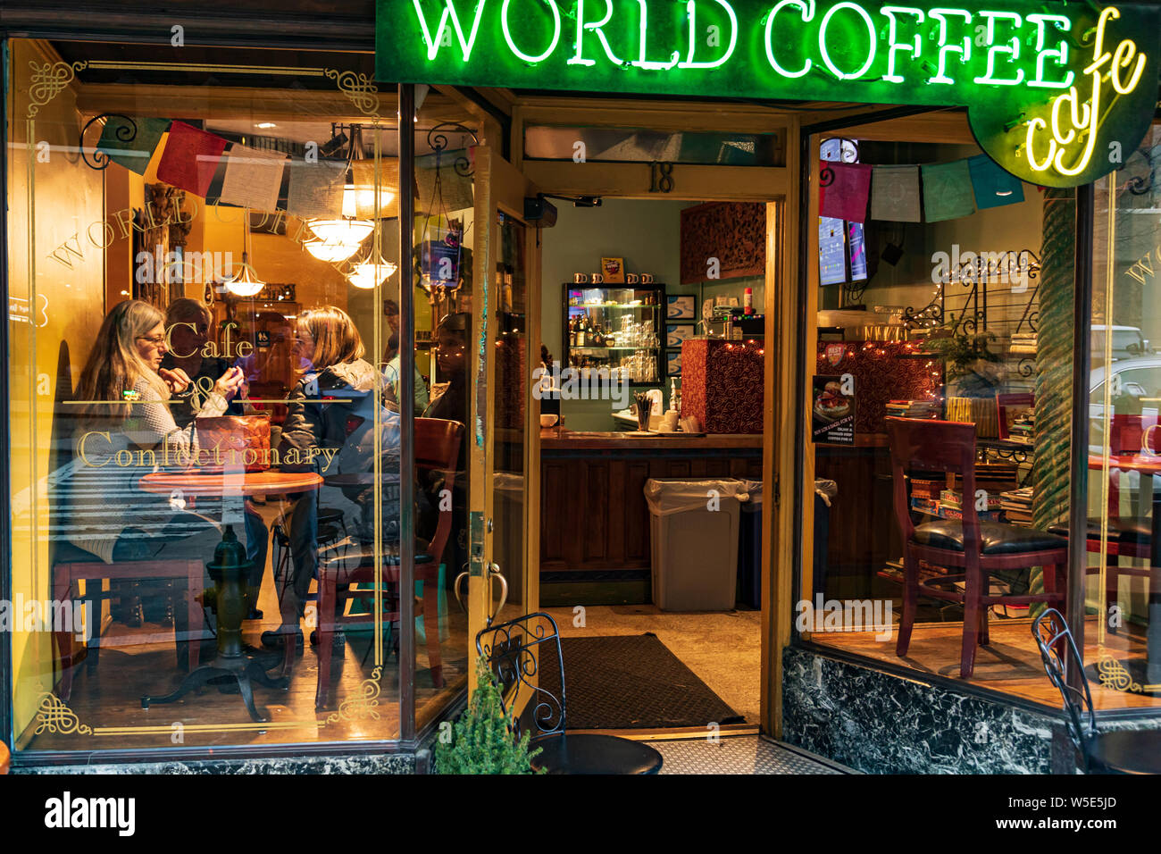 ASHEVILLE, NC, USA-16 FEB 2019: storefrontfenstern der Welt Kaffee Café und Coffee Shop in der Battery Park Ave. Stockfoto