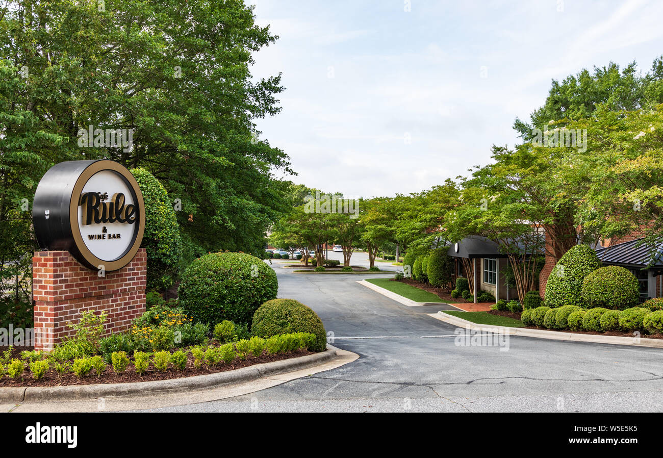 HICKORY, NC, USA-12 Juli 2019: Street Sign und Eingang für das Cafe Regel & Wein Bar ein gehobenes Restaurant und Bar in Hickory. Stockfoto