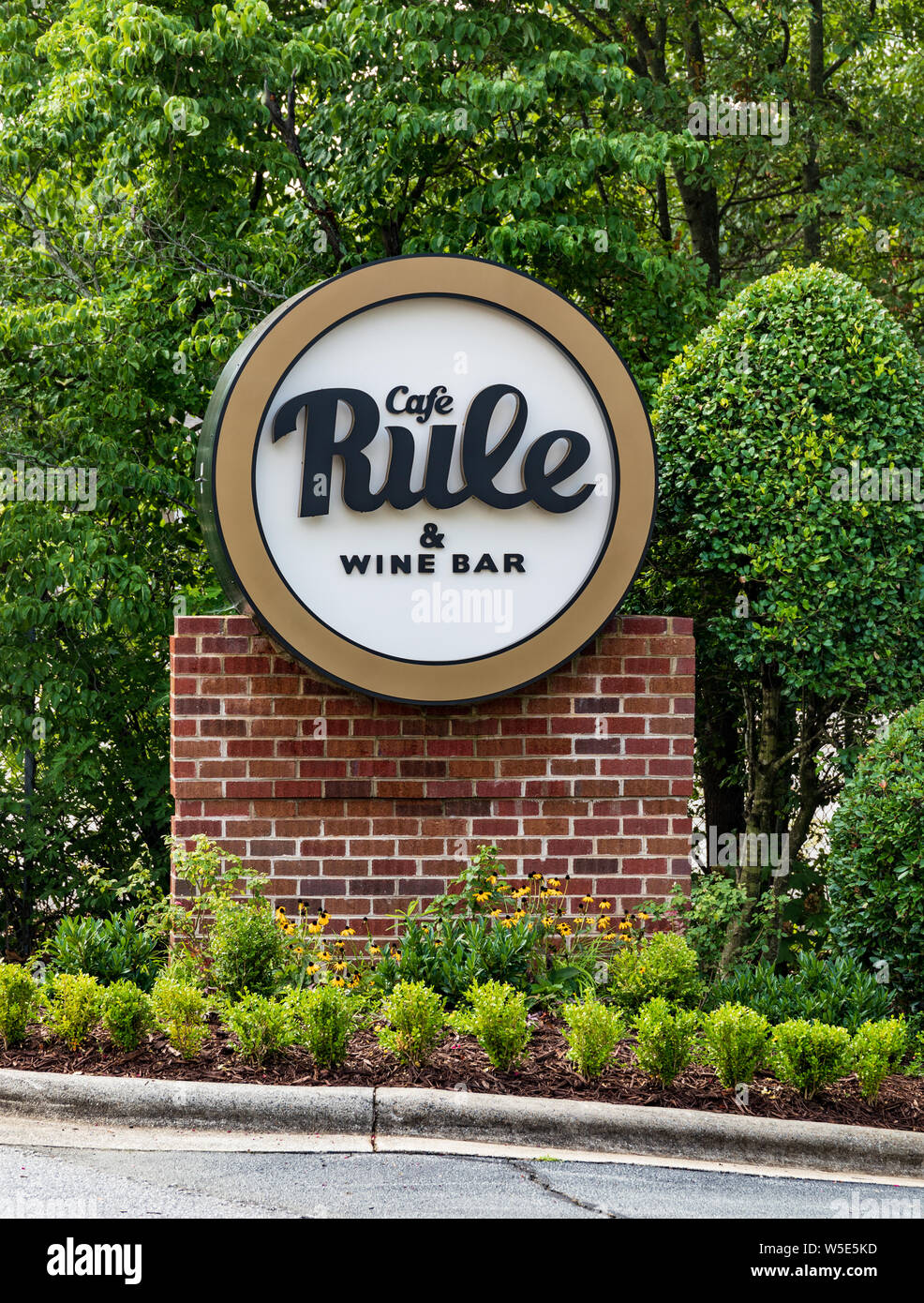 HICKORY, NC, USA-12 Juli 2019: Street Sign für das Cafe Regel & Wein Bar ein gehobenes Restaurant und Bar in Hickory. Stockfoto