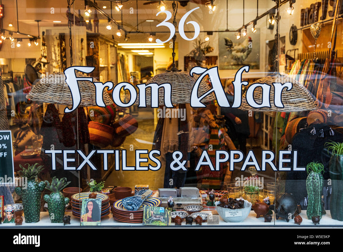 ASHEVILLE, NC, USA-16 FEB 2019: Aus der Ferne, Textilien & Bekleidung Shop am Battery Park Ave. Bild der vorderen Fenster, Innen- und Reflexionen von Stockfoto