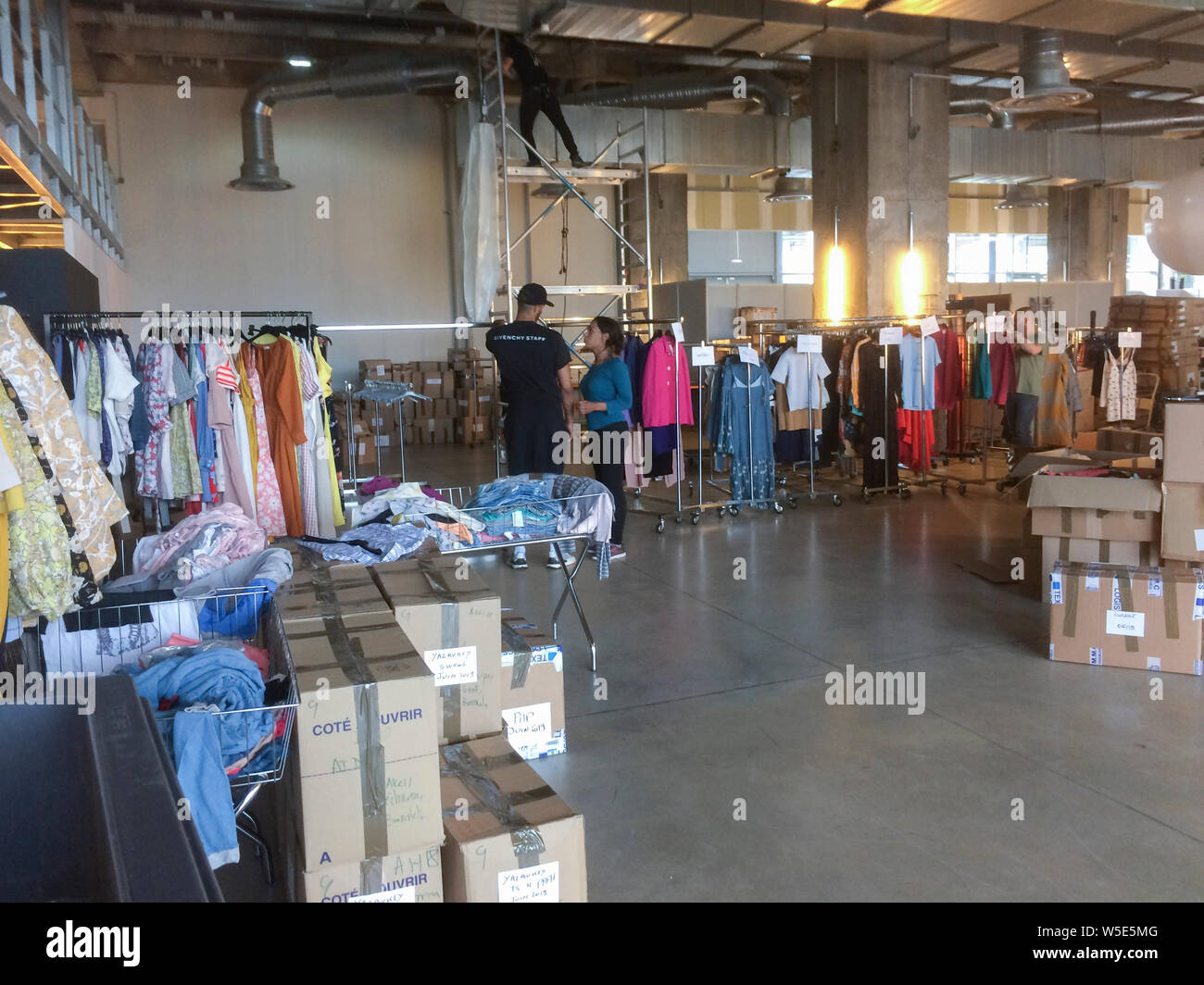 Paris, FRANKREICH, französischer N.G.O. Menschen HELFEN HIV-AIDS-Organisation, Aktivisten, Vorbereitung des Kleiderverkaufs im Pantin Warehouse Building, Kisten Stockfoto