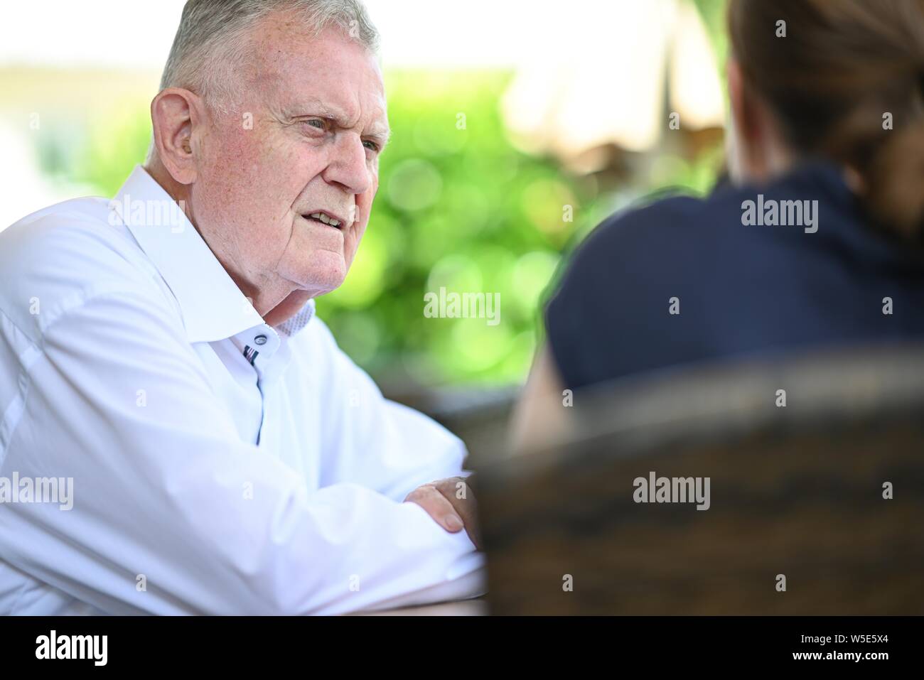 Ludwigshafen am Bodensee, Deutschland. 19 Juli, 2019. Erwin Teufel, ehemaliger Ministerpräsident von Baden-Württemberg, liegt am Ufer des Bodensees in einem Interview in einem Café. Credit: Felix Kästle/dpa/Alamy leben Nachrichten Stockfoto