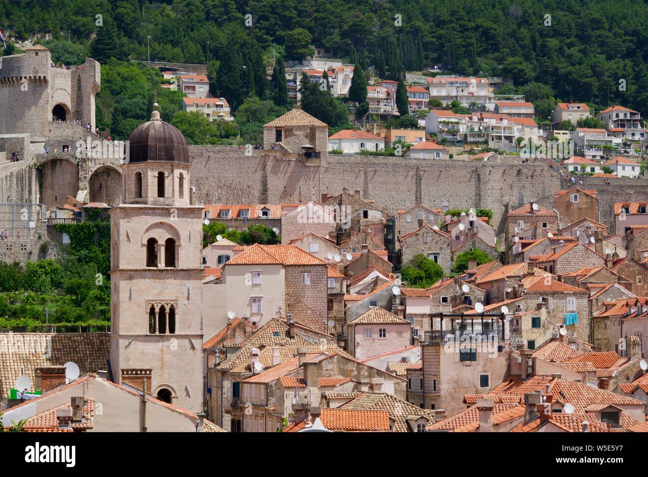 Roten Dächer und Ringmauer von Dubrovnik Stockfoto