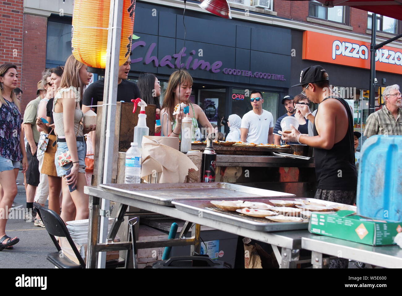 Muschel- und Austernzüchter Anbieter essen an der Ottawa asiatischen Fest Nacht Markt, 2019. Ottawa, Ontario, Kanada. Stockfoto