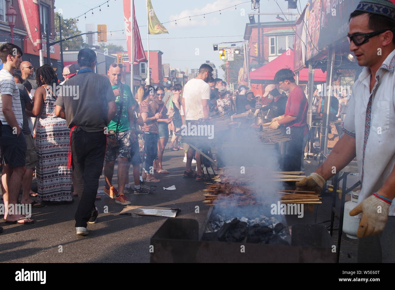 Rauch aus dem Fleisch-on-a-stick Anbieter, als er seine Kebab Grills an der Ottawa asiatischen Fest Nacht Markt, 2019. Ottawa, Ontario, Kanada. Stockfoto