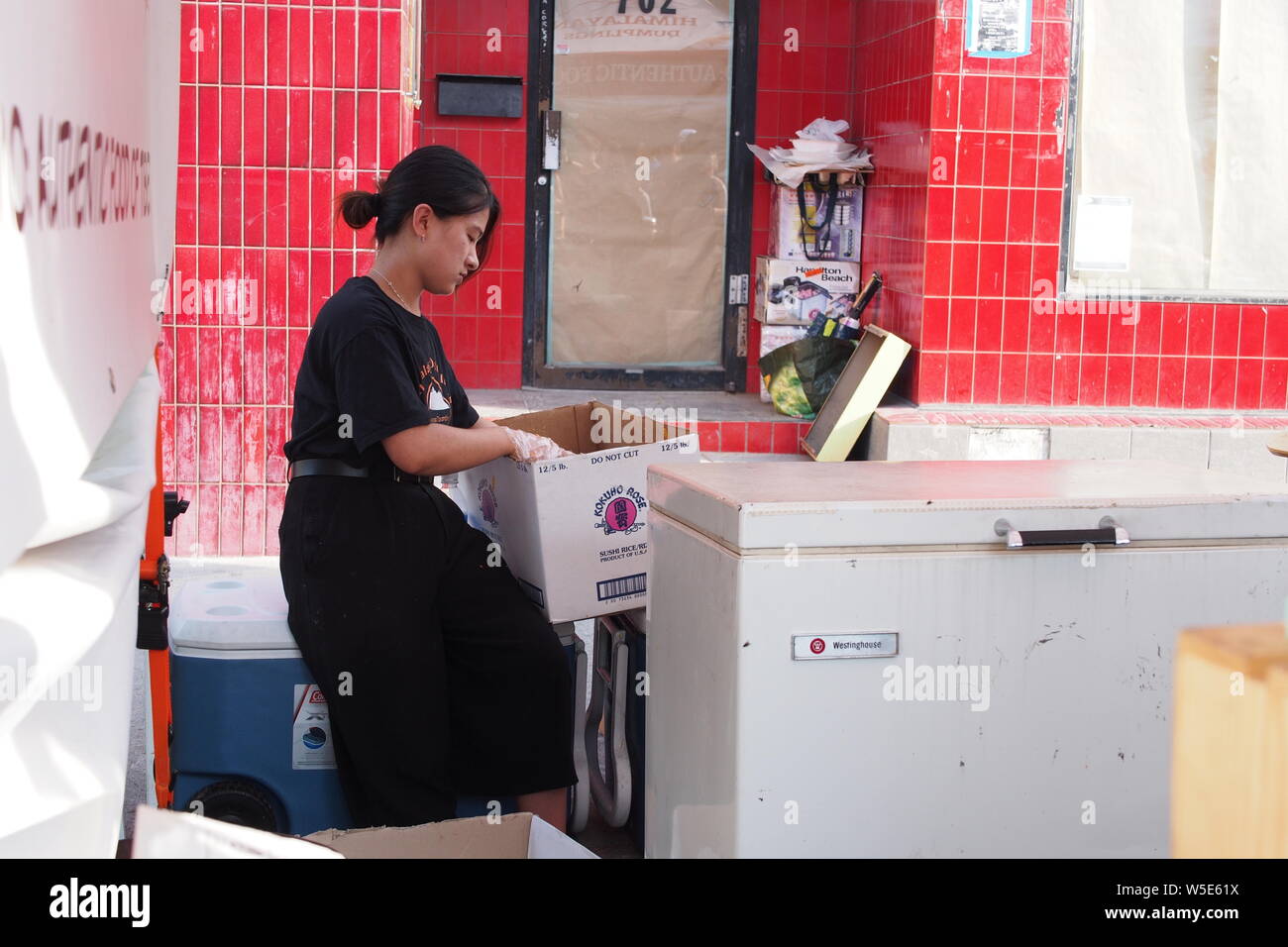 Hersteller Sortierung essen in einem Pappkarton an der Ottawa asiatischen Fest Nacht Markt, 2019. Ottawa, Ontario, Kanada. Stockfoto