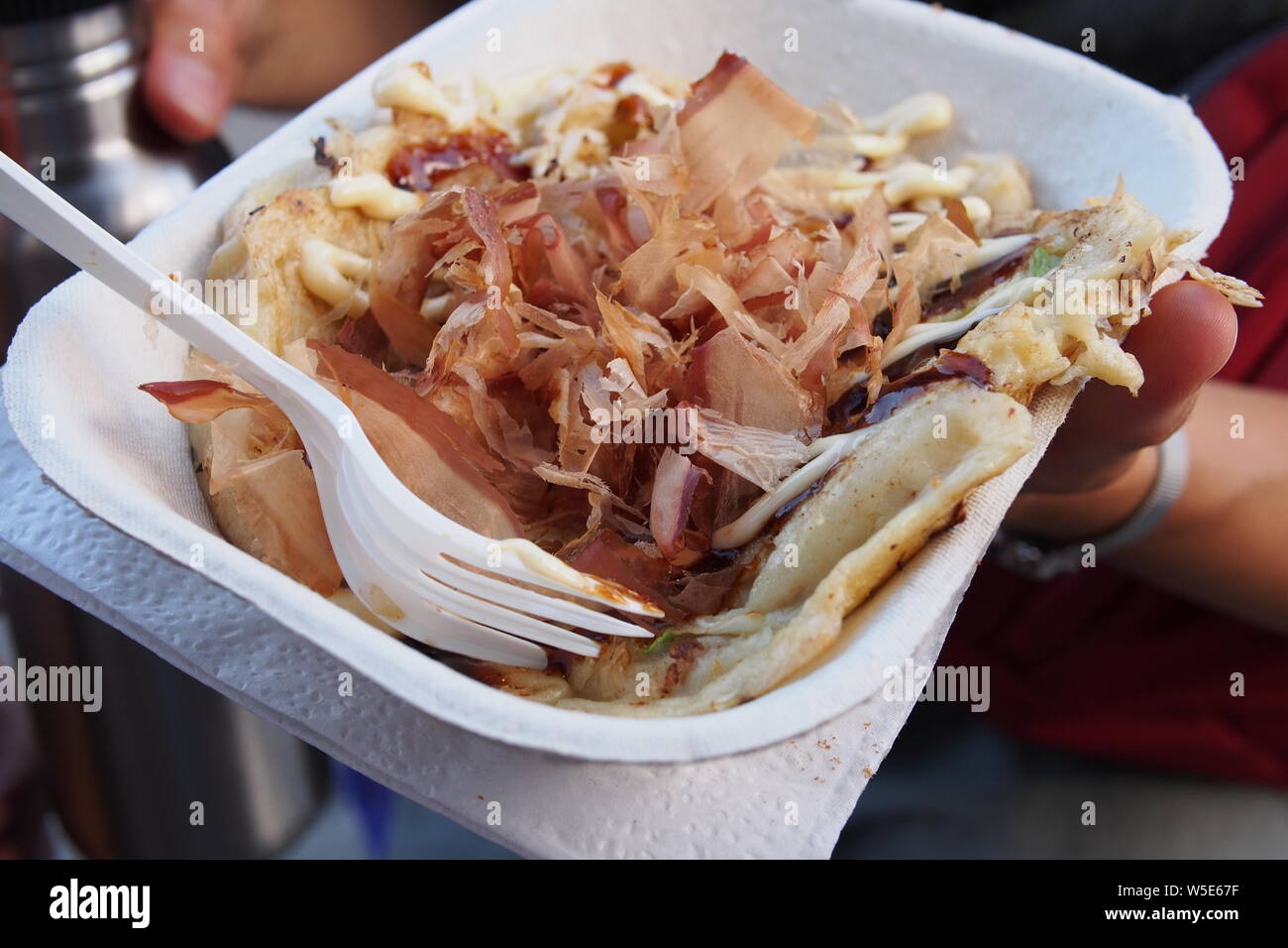 Nahaufnahme von einem koreanischen Pfannkuchen am Ottawa asiatischen Fest Nacht Markt, 2019. Ottawa, Ontario, Kanada. Stockfoto