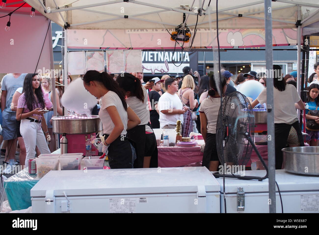 Zuckerwatte stand an der Ottawa asiatischen Fest Nacht Markt, 2019. Ottawa, Ontario, Kanada. Stockfoto