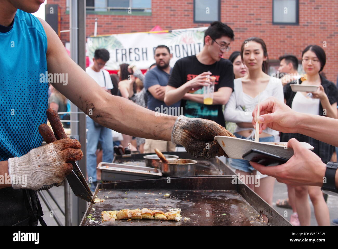 Ein Anbieter bereitet Essen als Menschen auf, an der Ottawa asiatischen Fest Nacht Markt, 2019. Ottawa, Ontario, Kanada. Stockfoto