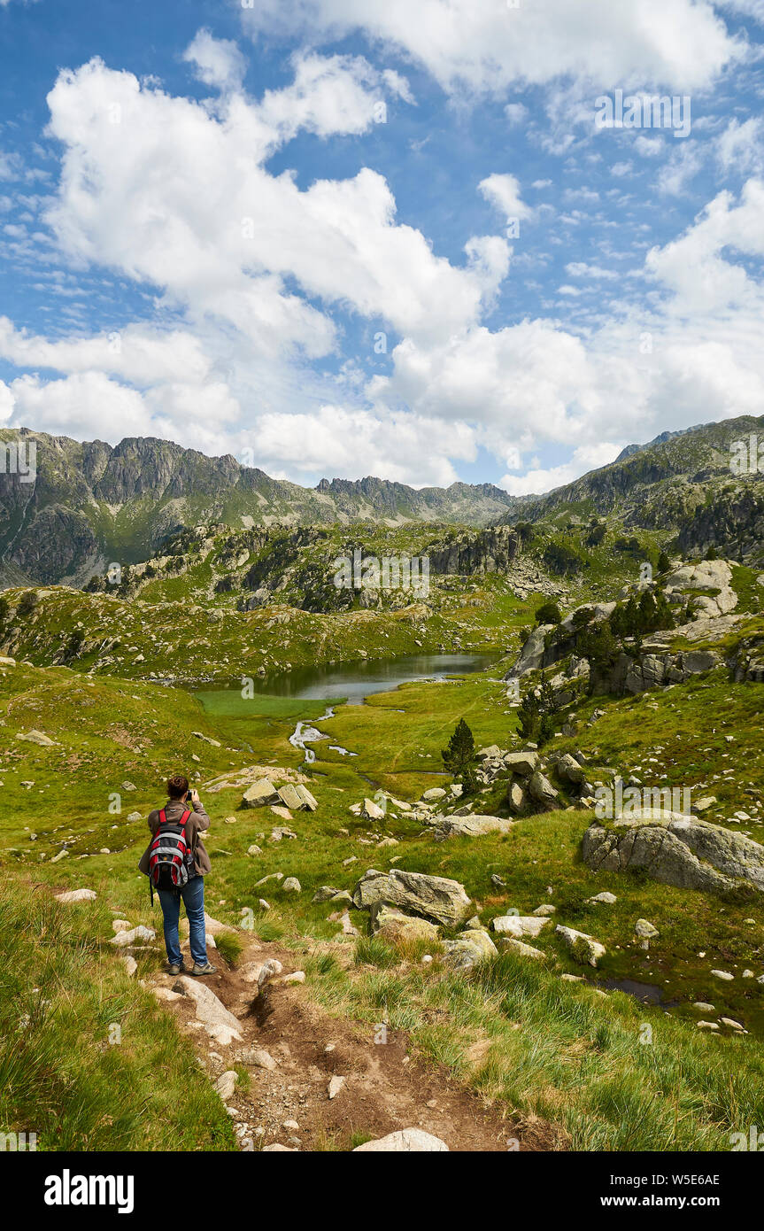 Wanderer bei Estanh des Gargolhes de Baish See bei Aigüestortes i Estany de Sant Maurici Nationalpark (Aran Tal, Lleida, Pyrenäen, Katalonien, Spanien) Stockfoto
