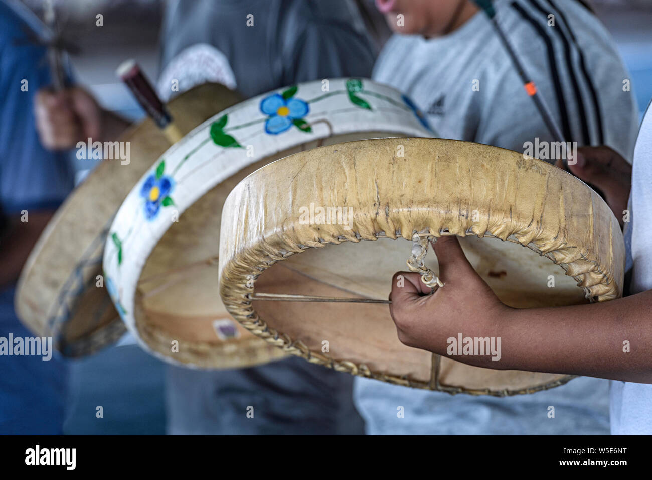 Handtrommler bei der großen Eingangszeremonie, die in den Beaver Dome einsteigen. Powwow der Tsuut'ina Nation. Alberta Kanada Stockfoto
