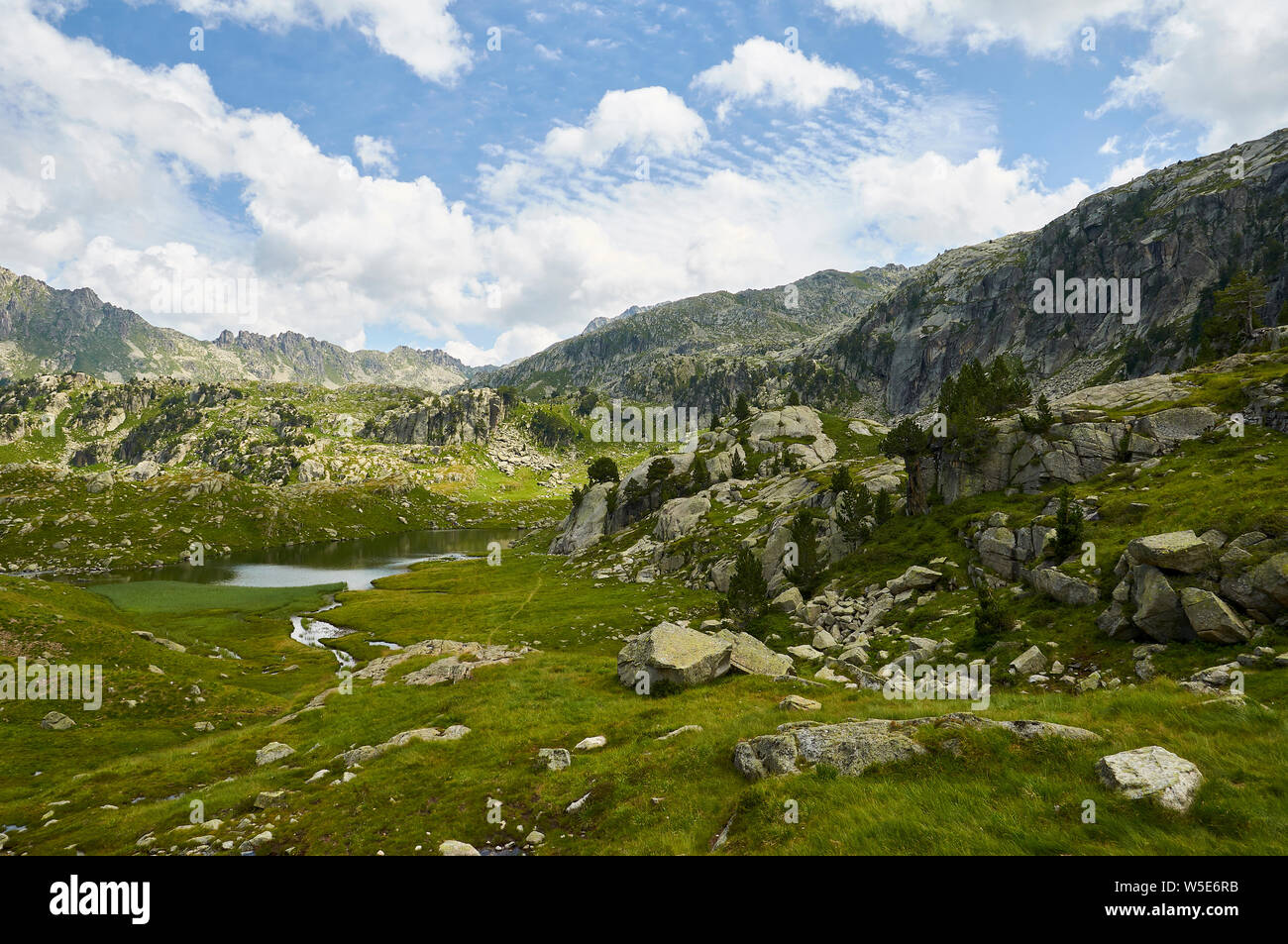 Estanh des Gargolhes de Baish See bei Aigüestortes i Estany de Sant Maurici Nationalpark (Aran Tal, Lleida, Pyrenäen, Katalonien, Spanien) Stockfoto