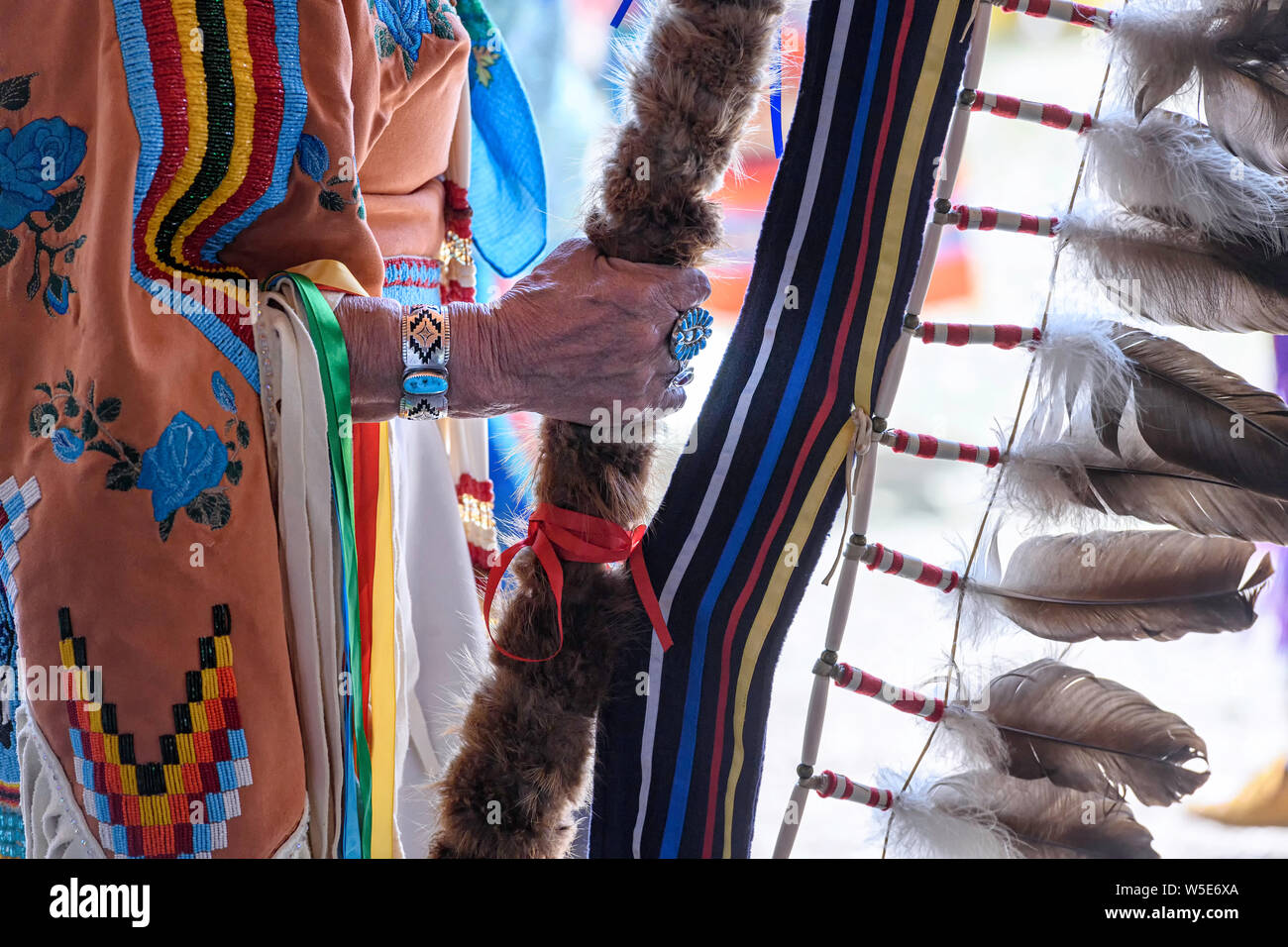 Der älteste der First Nations hält den Eagle-Stab bei der großen Eingangszeremonie beim Eintritt in den Beaver Dome. Powwow, Alberta Canada, Kanada Stockfoto