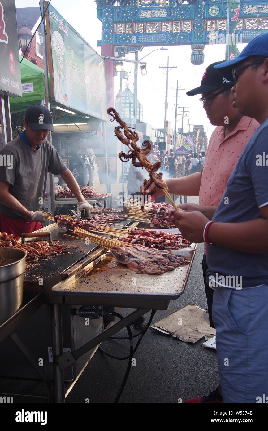 Squid-on-a-stick stand dabei ein Brüllender Handel an der Ottawa asiatischen Fest Nacht Markt, 2019. Ottawa, Ontario, Kanada. Stockfoto